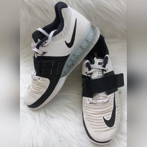 Nike Women's Romaleos 3 'Black/White Athletic Shoes Size 6 US - Picture 3 of 16